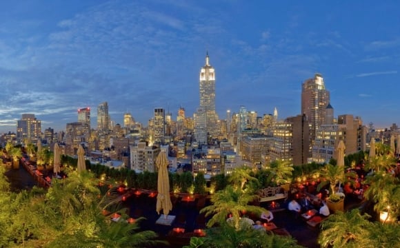 10 bars rooftops à New-York - 230 Fifth : une vue sur l'Empire State Building !