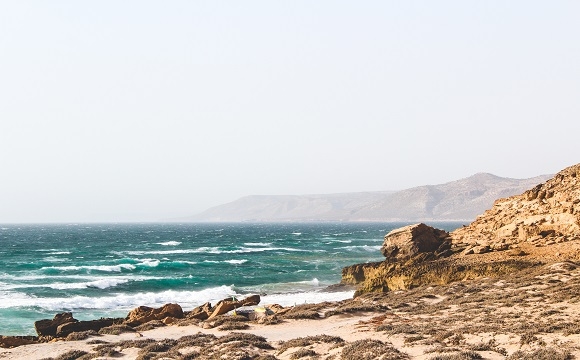 10 activités incontournables à faire à Agadir - Surfer sur la plage d’Imourane