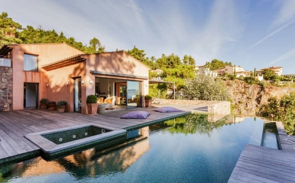 Les 10 plus belles villas d'été vues sur Airbnb - Villa à Théoule-sur-mer : havre de paix dans un cadre magique