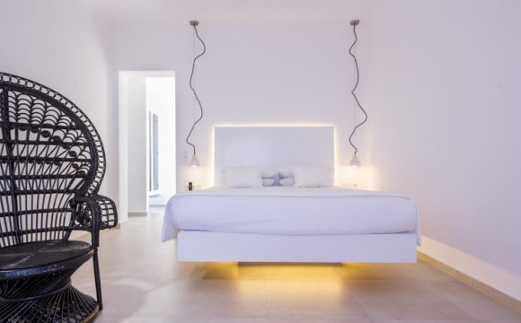 10 hôtels romantiques à Santorin - Écrin moderne au village reculé de Pyrgos