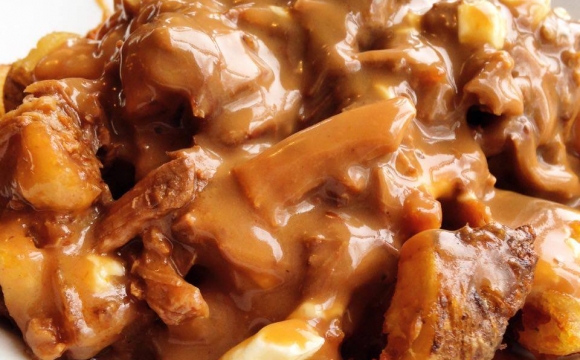10 visites immanquables au Québec par Bird of Passage America - Goûter une poutine