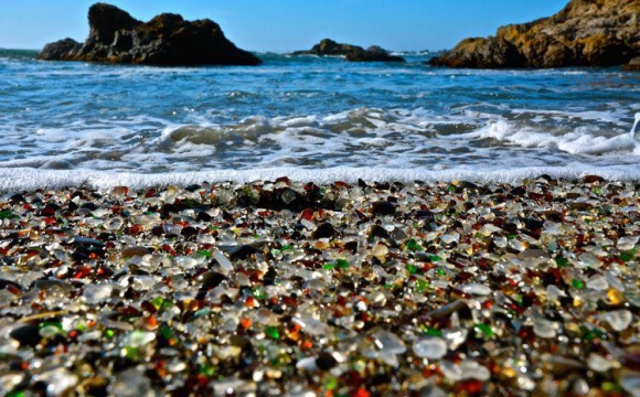 Les 10 plages les plus insolites au monde - En Californie, un littoral en verre
