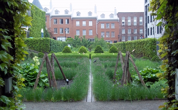 10 activités gratuites à faire à Montréal - Flâner dans les jardins Ramezay
