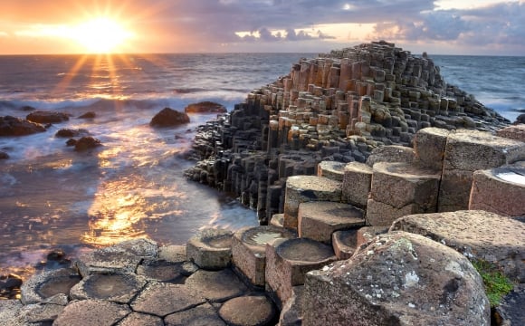 Les 10 plages les plus insolites au monde - La Chaussée des Géants à parcourir en Irlande