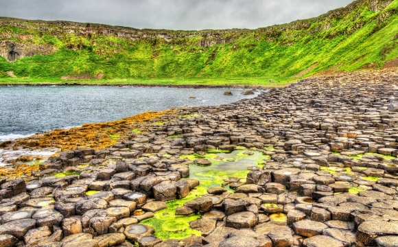 Les 10 plages les plus insolites au monde - La Chaussée des Géants à parcourir en Irlande