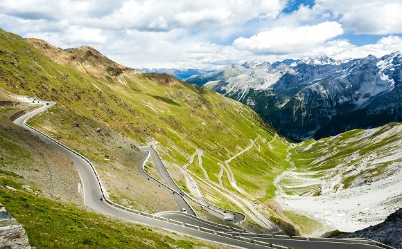 Les 10 plus belles routes au monde à faire en moto - Le col du Stelvio en Italie