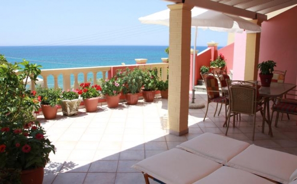 Corfou : escapade 4j/3n vol + hôtel pour - de 95€/pers - Votre hôtel : séjour les pieds dans l’eau avec ce studio vue sur mer !
