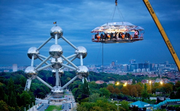10 restaurants insolites qui font rêver - Le Dinner in the Sky, Bruxelles, Belgique