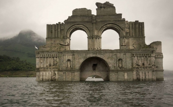 10 lieux qui font frissonner - L'église qui réapparait