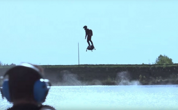 10 actvités insolites à tester durant les vacances d'été - Le Flyboard Air sur eau