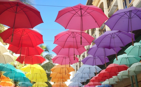 10 photos de voyage pour voir la vie en rose - Passage des parapluies, Port-Louis