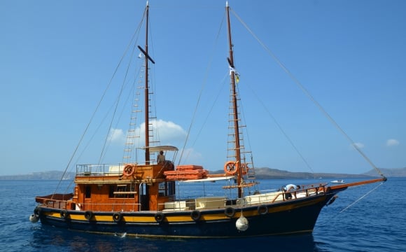 Activités à faire à Santorin - Voguer en caïque entre les îles