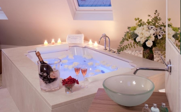 10 chambres d'hôtel en France avec jacuzzi - L'Hôtel Lumen Paris Louvre, Paris