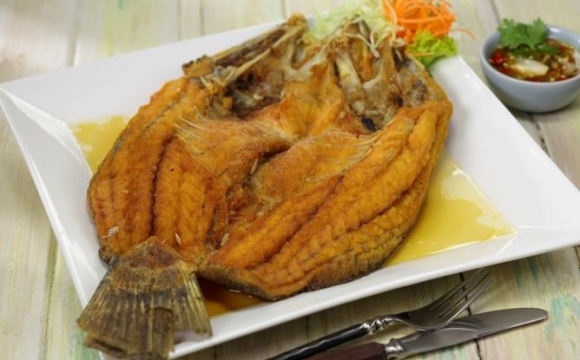 Quelles spécialités goûter en Thaïlande ? - Le Pla Krapong Tot Nam Pla