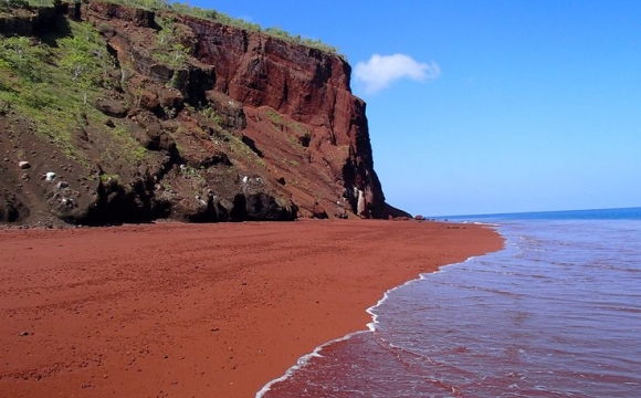 Les 10 plages les plus insolites au monde - Les îles Galapagos et le rouge sang du sable