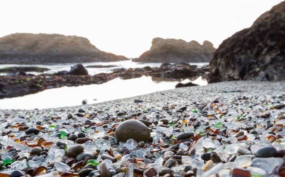 Les 10 plages les plus insolites au monde - En Californie, un littoral en verre
