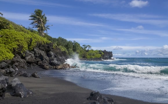 Les 10 plages les plus insolites au monde - Une plage noire sous le soleil d'Hawaï