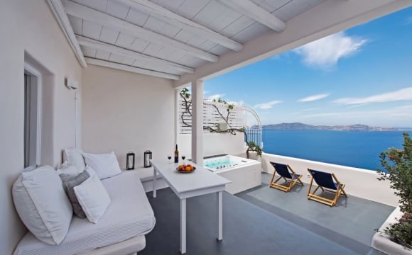 10 hôtels romantiques à Santorin - Le Porto Fira Suites : vue panoramique à flanc de falaise