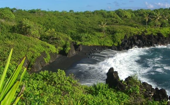 Les 10 plages les plus insolites au monde - Une plage noire sous le soleil d'Hawaï