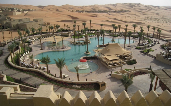 Les 10 plus grandes piscines du monde - La piscine du Qasr Al Sarab Desert Resort by Anantara à Abou Dabi