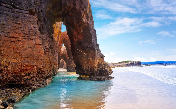 Les 10 plages les plus insolites au monde - Une cathédrale insolite à Ribadeo en Espagne
