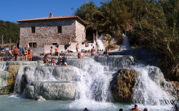 Les 10 plus belles sources d'eaux chaudes du monde - Les thermes de Saturnia en Italie