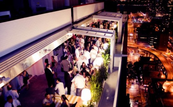 10 bars rooftops à New-York - Sky Room : une ascension vertigineuse