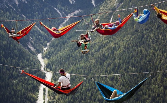 10 actvités insolites à tester durant les vacances d'été - La slackline pour les funambules