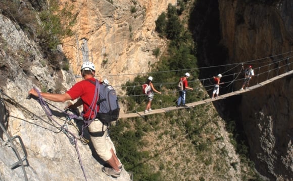 10 actvités insolites à tester durant les vacances d'été - Via ferrata sur paroi rocheuse